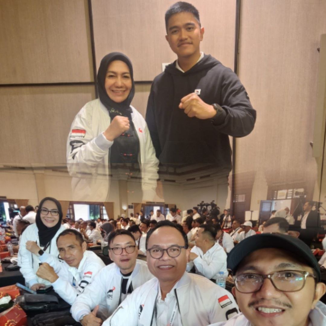 Foto Atas Ketua DPW PSI Gorontalo Bersama Ketua Umum PSI Bro Kaesang, Foto Bawah Pengurus DPW PSI Gronfalo Saat Kongres