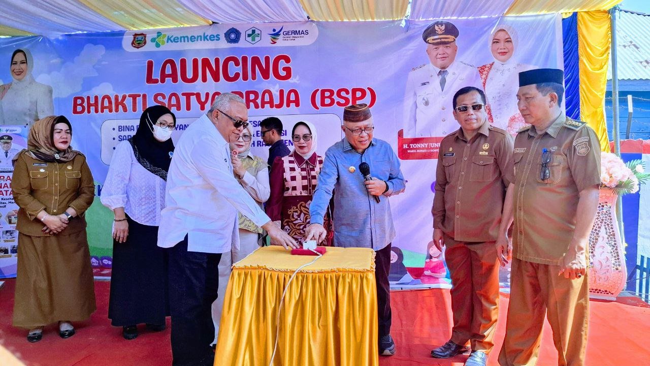 Bupati Gorontalo Bersama Wakil Bupati Saat Melaunching Program Bhakti Satya Praja (BSP) Di Puskesmas Boliyohuto.