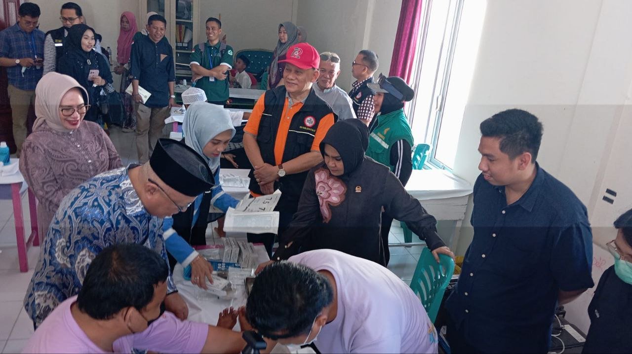 Bupati Gorontalo Saat Menyaksikan Khitanan Masal